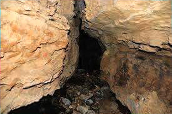 ऐतिहासिक तथा धार्मिक महत्व बोकेको पाताल भुवनेश्वर  गुफामा दुई जना गुफा विषेशज्ञको टोली प्रवेश